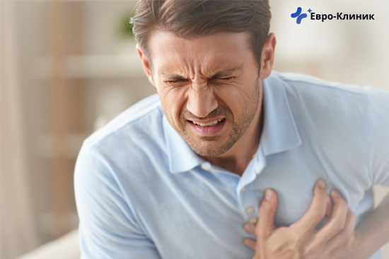 Лечение аменции Мужчина с болью в сердце